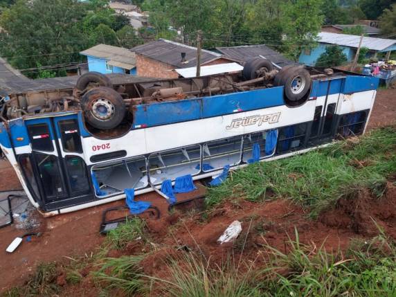 O coletivo transportava 9 funcionários da JBS. Destes, oito ficaram feridos, mas sem gravidade