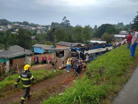 Ônibus capota e deixa oito feridos na ERS-324 em Passo Fundo - foto 6