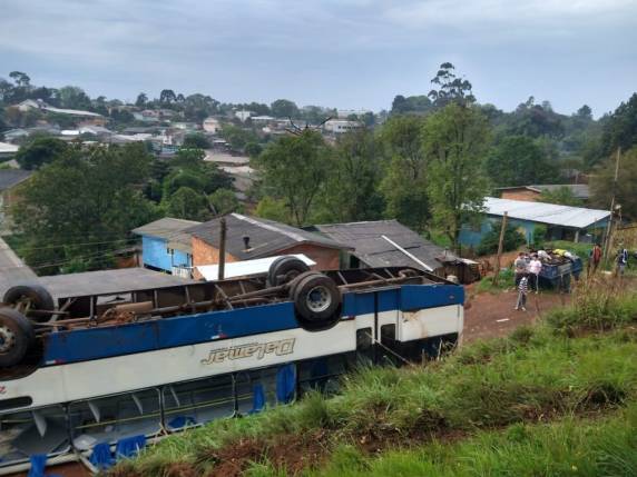 Ônibus capota e deixa oito feridos na ERS-324 em Passo Fundo - foto 5