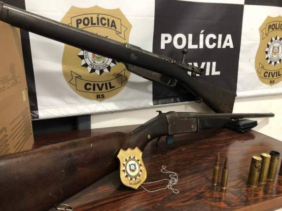 As investigações apontam que o armamento apreendido, um fuzil cal, 7.62, foi utilizado no contexto de uma tentativa de homicídio ocorrido no município há três meses. A motivação, pelo que se apurou, possui cunho político