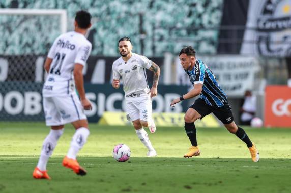 Ex-gremista marcou duas vezes de pênalti, enquanto Diego Souza anotou para o Tricolor