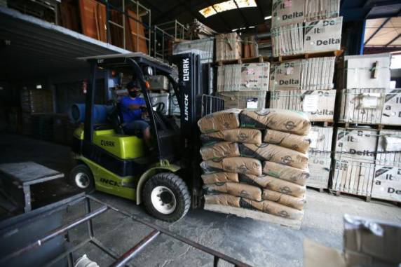 Crise do coronavírus desalinha produção das fábricas e gera falta de itens como materiais de construção e tecidos em lojas