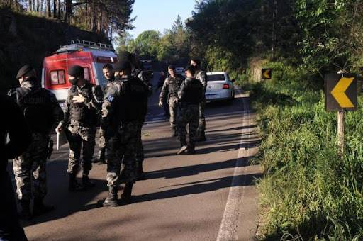 Homem tentou fugir por matagal nas margens da rodovia e foi alvejado após atirar contra policiais