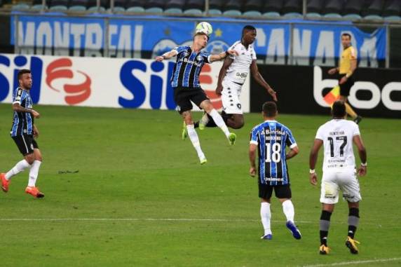 Tricolor teve Diego Souza expulso no segundo tempo, mas camisa 25 marcou duas vezes e garantiu os três pontos para o time de Renato Portaluppi