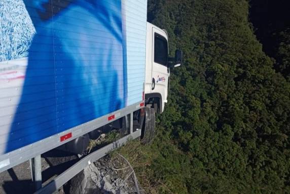 Ele dirigia o veículo pela Serra do Rio do Rastro, na SC-390, em Lauro Müller, quando o caminhão apresentou problemas mecânicos e quase despencou no precipício