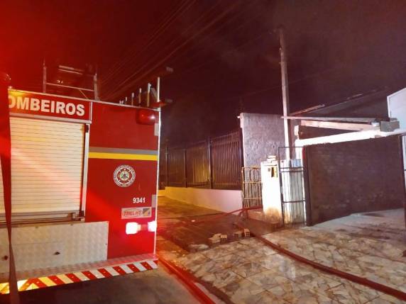 Uma residência é destruída pelo fogo e outras três são salvas pelo Corpo de Bombeiros em Passo Fundo - foto 3