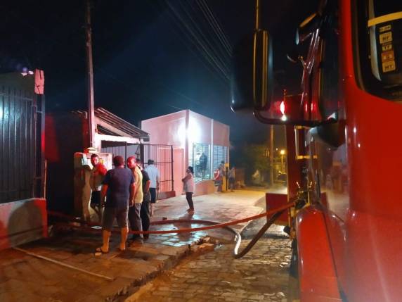 Uma residência é destruída pelo fogo e outras três são salvas pelo Corpo de Bombeiros em Passo Fundo - foto 2