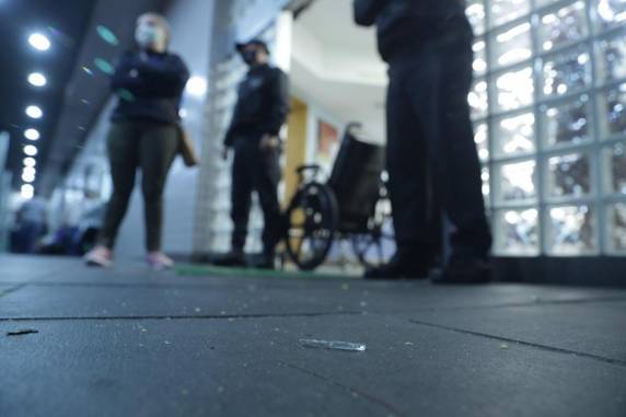 Com fuzil, criminosos atiram contra grupo rival na emergência do Hospital Cristo Redentor - foto 4