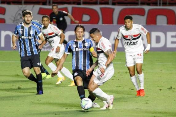 Time de Renato Portaluppi reclamou de pênalti sobre Geromel e a não expulsão de Reinaldo