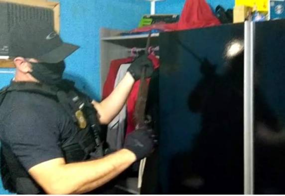 Indivíduo foi preso por porte ilegal de arma de fogo e coação. Ele tem relações sociais com o outro preso acusado de estupro