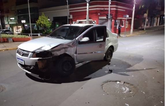 Colisão no centro de Santo Ângelo faz veículo parar sobre calçada de loja - foto 2