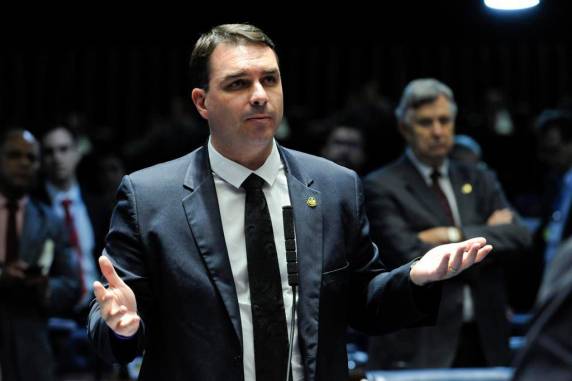 Flávio Bolsonaro é investigado por peculato, lavagem de dinheiro e organização criminosa em suposto esquema de desvio de salários de funcionários que teria funcionado em seu gabinete quando foi deputado estadual no Rio