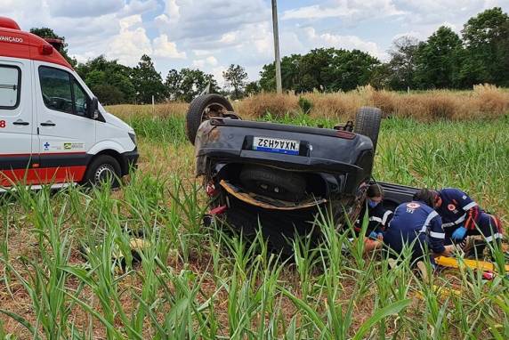 O carro, um Citroen C4, possui placas de Pinhal, e era ocupado apenas pela condutora
