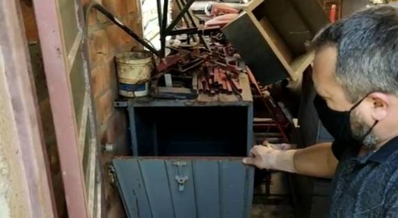 Corpo de idoso de 78 anos foi encontrado em um depósito, enrolado em sacos plásticos e vedado com fita adesiva. Suspeita pode responder também por falsidade ideológica ou documental, estelionato e furto

 
Corpo de idoso de 78 anos foi encontrado em um depósito, enrolado em sacos plásticos e vedado com fita adesiva. Suspeita pode responder também por falsidade ideológica ou documental, estelionato e furto