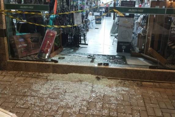 O homem foi morto a tiro na madrugada de quarta-feira (21), após invadir uma loja de caça e pesca, além de confrontar policiais em Videira, no Oeste de Santa Catarina