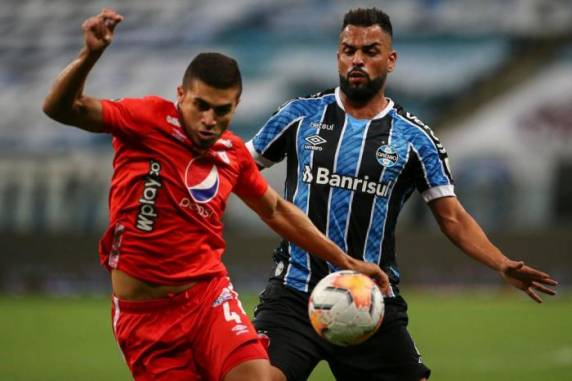 Tricolor contou com a derrota do Inter para a Universidad Católica para garantir a liderança da chave