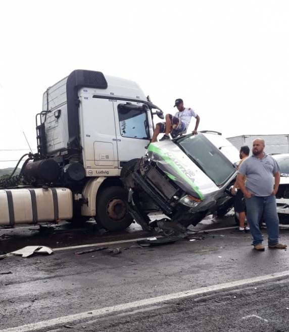Grave acidente envolvendo uma carreta e quatro veículos, interdita rodovia em SC - foto 3