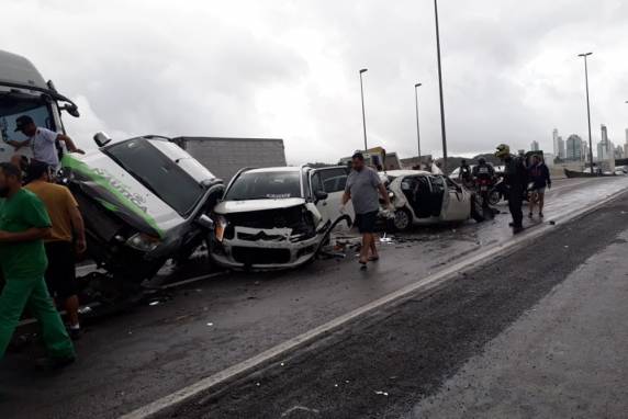 Acidente envolveu diversos veículos; conforme a PRF, ao menos três pessoas ficaram feridas