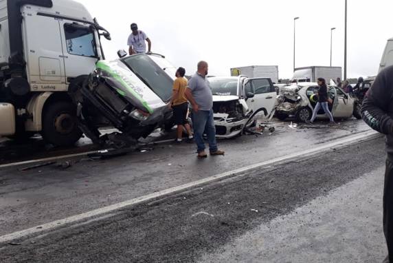 Grave acidente envolvendo uma carreta e quatro veículos, interdita rodovia em SC - foto 2