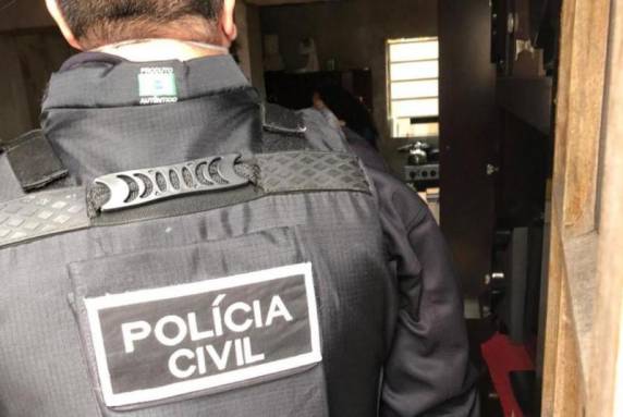 Homem teria fugido com a filha após atirar no pé da companheira