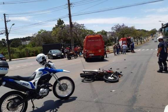 O jovem de 23 anos, colidiu na traseira de um Ford/Focus, sendo arremessado, tendo diversos ferimentos pelo corpo