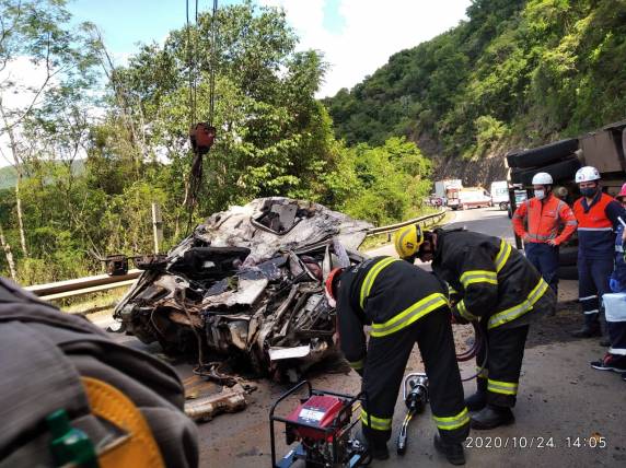 Um dos veículos ainda colidiu contra um paredão de rocha no km 109 da rodovia