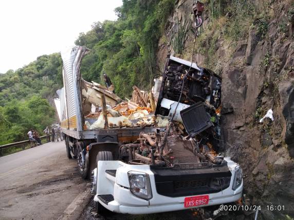 Motorista morre em acidente entre dois caminhões na RS-122, em Flores da Cunha - foto 4