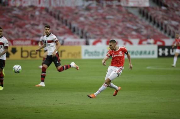 Colorado vencia até os 50 minutos do segundo tempo, mas sofreu gol de Everton Ribeiro