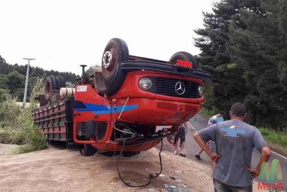 O caminhão Mercedes-Benz 1113 de cor vermelha com placas de Ronda Alta, tombou na ERS 324 em Ronda Alta