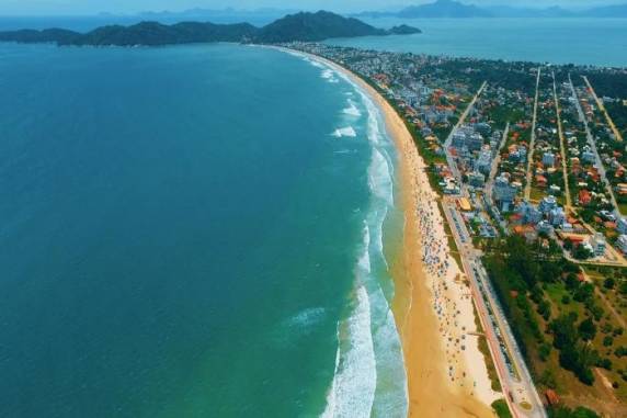 Três dos quatro municípios contatados pela reportagem sequer permitem, no momento, a permanência de banhistas na faixa de areia