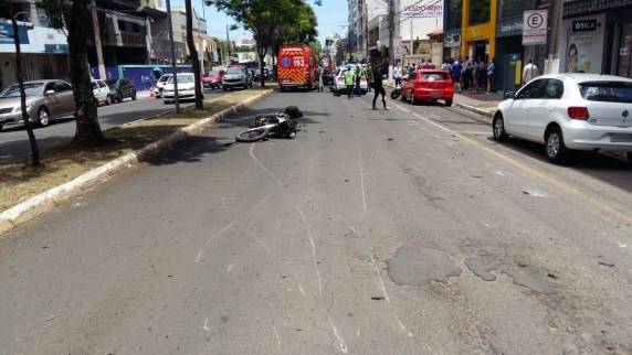 Motociclista é lançado em cima de carro e morre após colisão no centro de Chapecó - foto 2