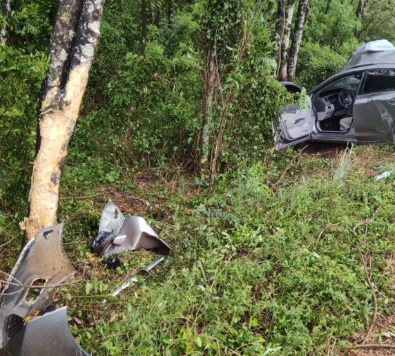 Veículo colide em árvore e deixa feridos na ERS 155 em Santo Augusto - foto 3