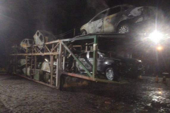 Todos os carros ficaram destruídos