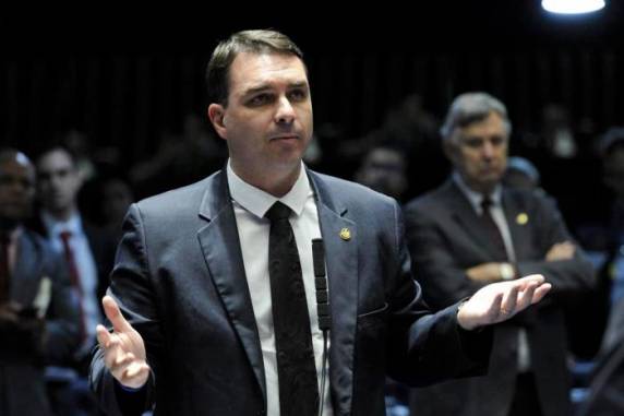Fabrício Queiroz e outros 15 ex-assessores também foram denunciados pelo suposto esquema de "rachadinhas" de salários na Assembleia Legislativa