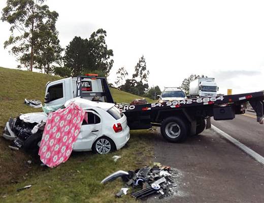 Dupla estava em carro que colidiu contra caminhão na madrugada desta quarta-feira