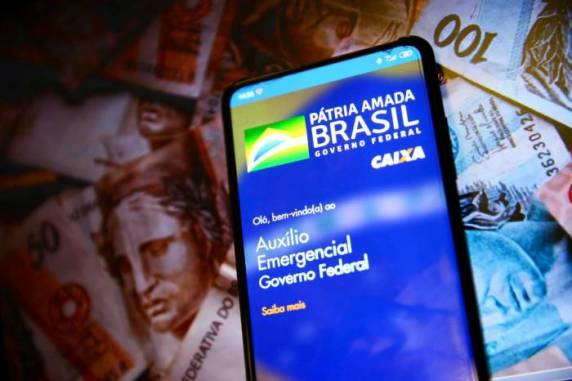 Levantamento mostra que benefício destinado a pessoas de baixa renda teria sido também disponibilizado a outros 500 políticos que não se enquadram nas regras do programa