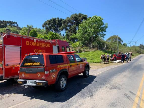 Condutora do veículo não teria visto grupo de cavalarianos. Segundo o Corpo de Bombeiros, ninguém ficou ferido com gravidade