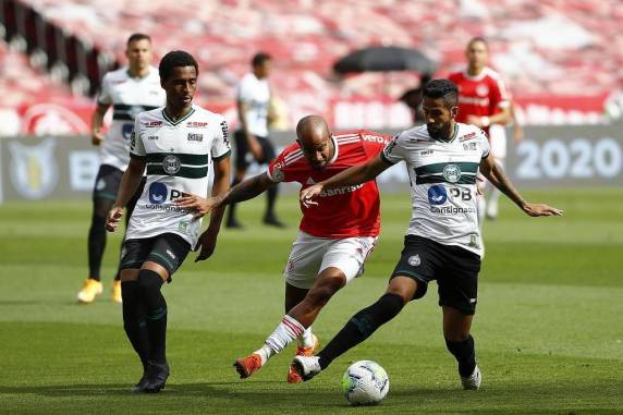 Colorado esteve em vantagem por duas vezes, mas cedeu o resultado no segundo tempo