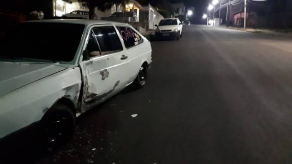 Veículo desgovernado desce rua, colide em carro e atinge residência em Três Passos - foto 2