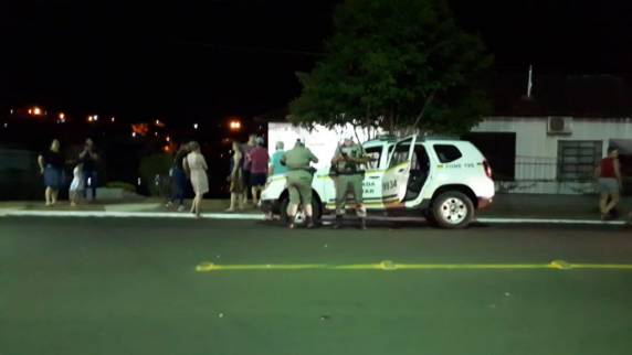 Veículo desgovernado desce rua, colide em carro e atinge residência em Três Passos - foto 3