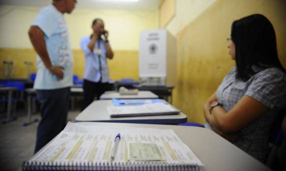 Eleitores vão às urnas para escolher vereadores, prefeitos e vice-prefeitos para os próximos quatro anos