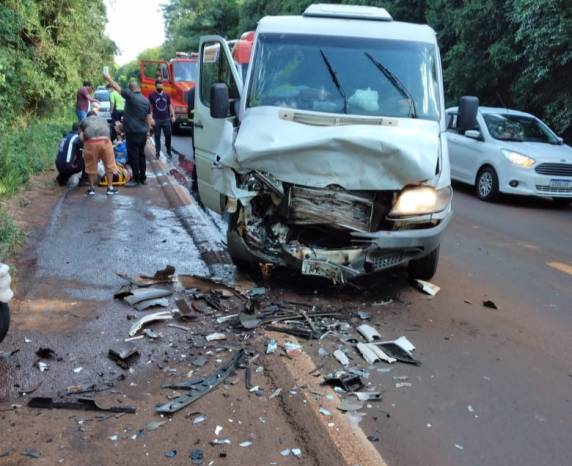 Colisão frontal entre dois veículos deixa quatro pessoas feridas na RS 344 em Giruá - foto 4