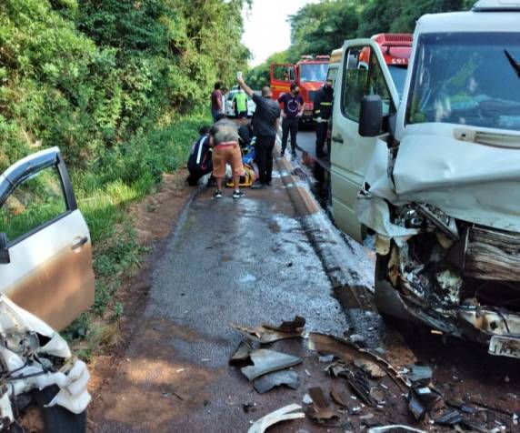 Colisão frontal entre dois veículos deixa quatro pessoas feridas na RS 344 em Giruá - foto 2