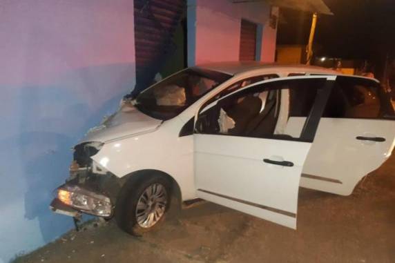 Quatro pessoas foram detidas e uma arma falsa foi apreendida