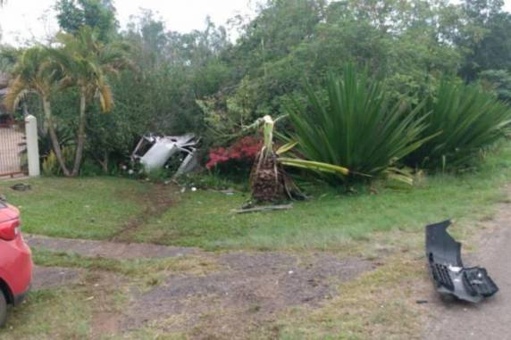 Um dos veículos capotou e parou junto ao matagal