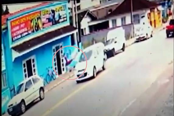 Na tarde desta quinta-feira (12), por volta das 14h50, uma criança de nove anos ficou ferida ao ser atropelada na rua Santos Dumont, no bairro Santa Terezinha em Brusque(SC).