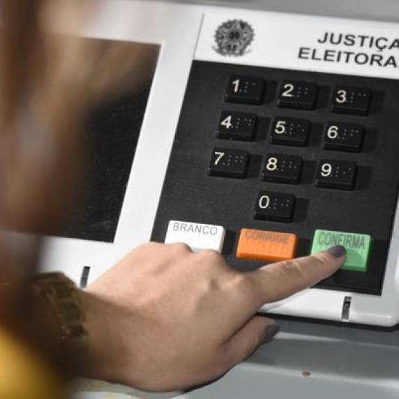 Eleitores vão às urnas para escolher vereadores, prefeitos e vice-prefeitos para os próximos quatro anos