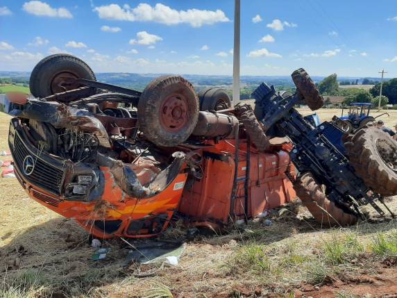 Colisão envolve caminhão e trator na RS 344 em Tuparendi - foto 5