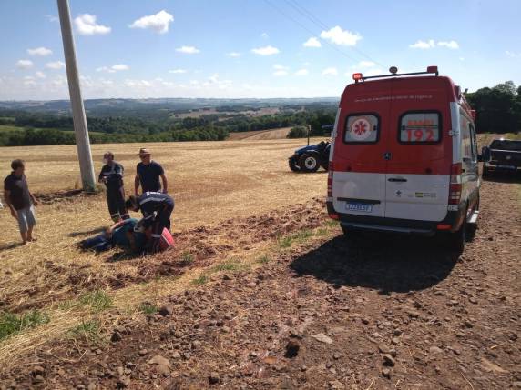 Colisão envolve caminhão e trator na RS 344 em Tuparendi - foto 2