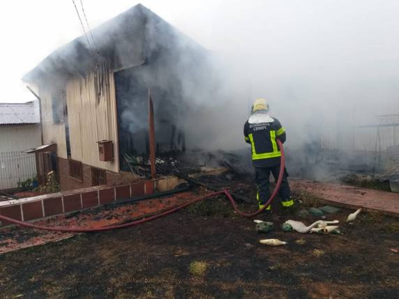 Fogo teve início no começo da manhã desta quarta-feira (18)